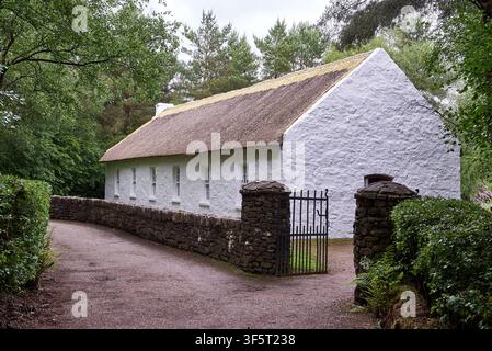 Historisches presbyterianisches Strohhaus aus dem 18. Jahrhundert mit Steinmauer und Tor im Ulster American Folk Park nahe Omagh, County Tyrone, Nordirland Stockfoto
