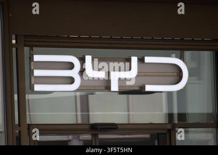 Zürich, Schweiz - 30. Juli 2026: BYD beleuchtetes Firmenlogo-Schild enge Frontnahaufnahme mit weißen 3D-Buchstaben, die über dem Glaseingang montiert sind Stockfoto