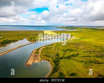 Luftaufnahme des Wasserkraftwerks Oahe Dam und des Reservoirs am Missouri River in South Dakota Stockfoto