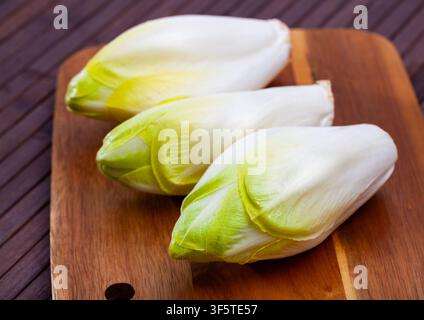 Rohe organische Tauchgänge auf Holztisch Stockfoto