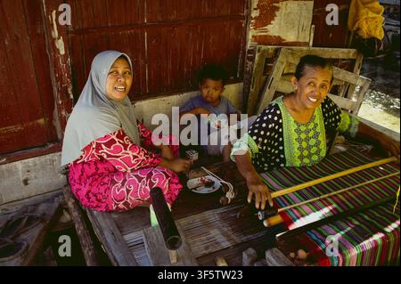 Flores-Insel, Koja Doi. Frauen weben traditionelle Sikka-Textilien auf der Insel Koja Doi vor der Küste von Maumere, Indonesien. Stockfoto