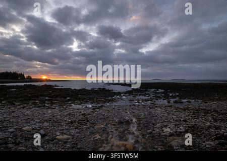 Sonnenaufgang über dem Atlantischen Ozean. März im Acadia National Park, Maine, USA. Stockfoto