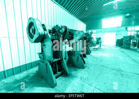 Produktionslinie zur Stahlspatenpolierung, Die Produktionswerkstatt der Spatenfabrik Stockfoto