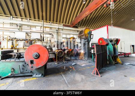 Produktionslinie zur Stahlspatenpolierung, Die Produktionswerkstatt der Spatenfabrik Stockfoto