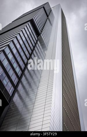 Niedrigwinkelaufnahme einer zeitgenössischen Büroturmfassade im Geschäftsviertel von Madrid Stockfoto
