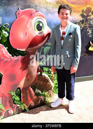 Los Angeles, Vereinigte Staaten. 02. August 2026. Schauspieler William Desrosiers nimmt an der Globalen Premiere von Paramount Pictures' „PAW Patrol: The Dino Movie“ teil, die im Paramount Theater in Los Angeles, Kalifornien, USA stattfindet - 02. August 2026 Credit: SOPA Images Limited/Alamy Live News Stockfoto