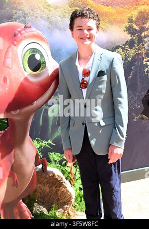 Los Angeles, Vereinigte Staaten. 02. August 2026. Schauspieler William Desrosiers nimmt an der globalen Premiere von Paramount Pictures' "PAW Patrol: The Dino Movie“ teil, die im Paramount Theater in Los Angeles, Kalifornien, USA stattfindet - 02. August 2026 Credit: SOPA Images Limited/Alamy Live News Stockfoto