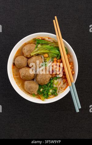 Rindfleisch-Mehlspeise-Suppe im chinesischen Stil mit Blätgemüse und Erdnüssen Stockfoto