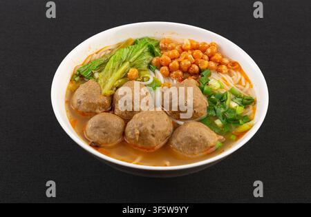 Rindfleisch-Mehlspeise-Suppe im chinesischen Stil mit Blätgemüse und Erdnüssen Stockfoto