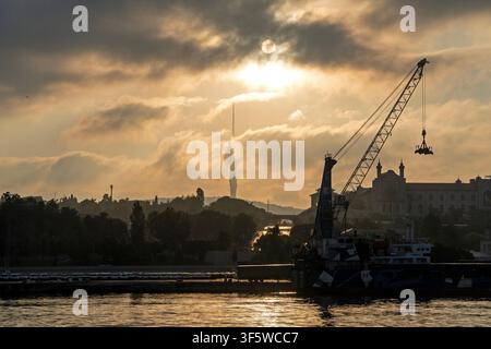 Istanbul, Türkei. 4. Aug., 2026. Der CamlÄ±ca-Fernseh- und Radioturm erhebt sich in der Mitte in den Himmel über der Stadt Silhouette mit Kränen und Booten im Vordergrund auf dem Wasser in Istanbul, Türkei. (Credit Image: © Moe Zoyari/ZUMA Press Wire) NUR FÜR REDAKTIONELLE VERWENDUNG! NICHT FÜR KOMMERZIELLE VERWENDUNG! Stockfoto