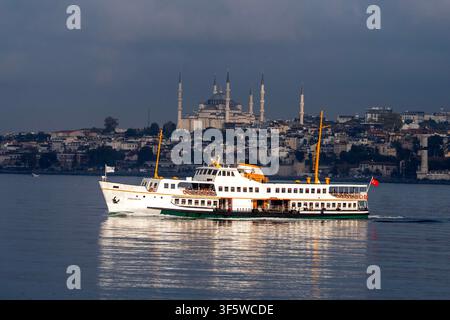 Istanbul, Türkei. 4. Aug., 2026. Eine Fähre bewegt sich über ruhiges Wasser mit der Blauen Moschee im Hintergrund in Istanbul, Türkei. (Credit Image: © Moe Zoyari/ZUMA Press Wire) NUR FÜR REDAKTIONELLE VERWENDUNG! Nicht für kommerzielle VERWENDUNG! Stockfoto