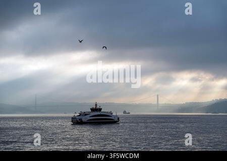 Istanbul, Türkei. 4. Aug., 2026. Ein Fährboot fährt über den Bosporus in Istanbul, Türkei. (Credit Image: © Moe Zoyari/ZUMA Press Wire) NUR FÜR REDAKTIONELLE NUTZUNG! Nicht für kommerzielle NUTZUNG! Stockfoto