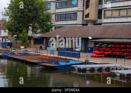 Leere Punts, The Mill Pond am River Cam im Herzen von Cambridge, Juli 2026 Stockfoto