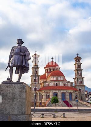 Statue unbekannter albanischer Patriotenkämpfer vor der Auferstehungskathedrale des albanisch-orthodoxen Christus (Katedralja „Ngjallja e Krishtit“) – Korce, Albanien Stockfoto