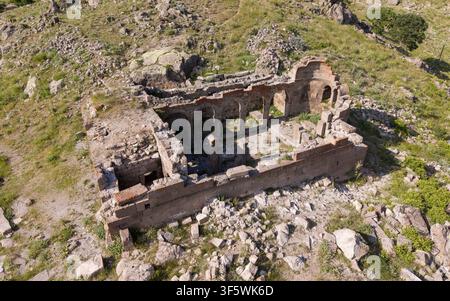 Luftbild der antiken byzantinischen Ruinen von Binbir Kilise in Karaman, Türkei, mit historischen Kirchen und der Berglandschaft des Karadag Stockfoto