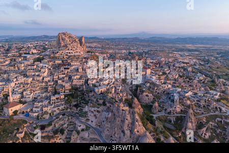Luftbild von Uchisar Castle und Goreme-Landschaft in Kappadokien Nevsehir Türkei mit Feen-Schornsteinen und vulkanischen Felsformationen Stockfoto