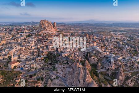 Luftbild von Uchisar Castle und Goreme-Landschaft in Kappadokien Nevsehir Türkei mit Feen-Schornsteinen und vulkanischen Felsformationen Stockfoto