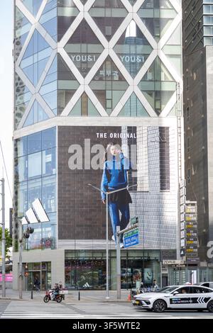 Ein modernes Geschäftsgebäude mit unverwechselbarer architektonischer Fassade in der Nähe der Gyobo-Turm-Kreuzung in Gangnam, Seoul. Stockfoto