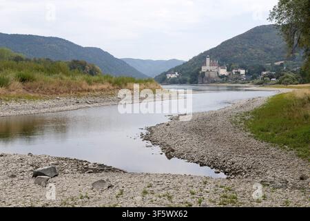 Donau, Niedrigwasser Anfang August mit Blick zum Schloss Schönbühel in der Wachau, Mostviertel, Niederösterreich, Österreich // Donau, Niedrigwasser Anfang August mit Blick zum Schloss Schönbühel in der Wachau, Mostviertel, Niederösterreich, Österreich Credit: APA-Images/Alamy Live News Stockfoto
