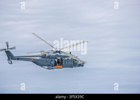 Such- und Rettungshelikopter der spanischen Luftwaffe im Flug Gijon Asturien. Militärischer Rettungshelikopter für taktischen Transport auf der Luftshow Gijon, Spanien. NATO Stockfoto