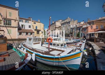 Traditionelle farbenfrohe Holzfischerboote im Alten Hafen oder Hafen, bekannt als das Mirroir des oiseaux, Martigues, Provence, Frankreich Stockfoto