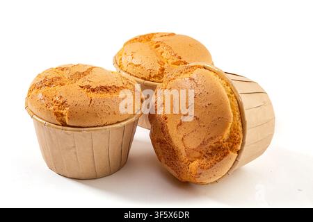Frisch gebackene Reismehl-Schaum Muffins kühlen auf einem Drahtgestell Stockfoto