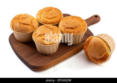 Frisch gebackene Reismehl-Schaum Muffins kühlen auf einem Drahtgestell Stockfoto