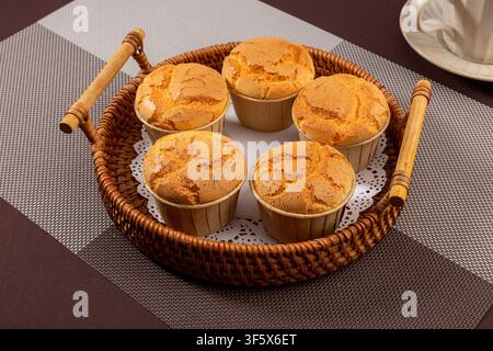 Frisch gebackene Reismehl-Schaum Muffins kühlen auf einem Drahtgestell Stockfoto