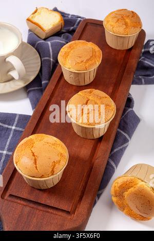 Frisch gebackene Reismehl-Schaum Muffins kühlen auf einem Drahtgestell Stockfoto