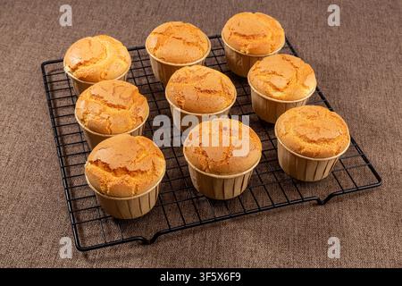 Frisch gebackene Reismehl-Schaum Muffins kühlen auf einem Drahtgestell Stockfoto