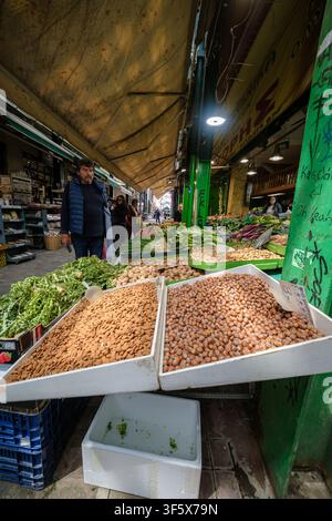 Thessaloniki, Griechenland - 14. April 2026: Blick auf einen Stand mit Obst, Gemüse und Nüssen auf dem Freiluftmarkt in Athonos Thessaloniki, Griechenland Stockfoto