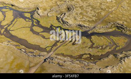 Luftbild-Landschaftsmuster einer geflochtenen Flussüberquerung eines Feldweges in der Mooslandschaft von Úlfarsdalur nahe Lakagígar, isländisches Hochland. Stockfoto