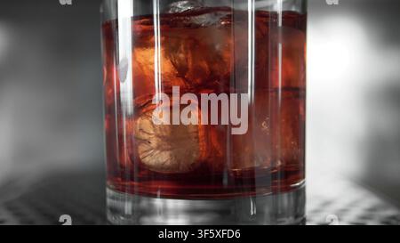 Negroni-Cocktail mit Eiswürfeln und Orangenscheibe, der einen erfrischenden, klassischen Aperitif-Drink in einer Bar ergibt Stockfoto