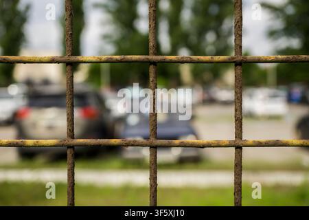 Makro-Hintergrund eines rostigen Metallgitterzauns Stockfoto