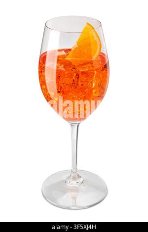 Aperol-Spritz-Cocktail serviert in einem Weinglas mit Eiswürfeln und einer frischen Orangenscheibe als Garnitur isoliert auf Weiß mit Ausschnittpfad enthalten Stockfoto