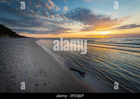 Strand an der Ostseeküste während des Sonnenuntergangs, Sommerabend Stockfoto