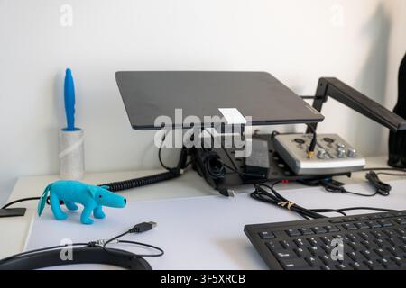 verstellbarer Laptop-Ständer mit ergonomischer Arbeitsplatz-Einrichtung auf modernem Bürotisch Stockfoto