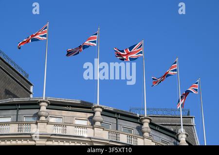 Trafalgar Square, London, UK.  25. Jul 2026. Union-Jack-Flaggen wehen von Flaggenmasten auf dem Dach eines Gebäudes mit Blick auf den Trafalgar Square Stockfoto
