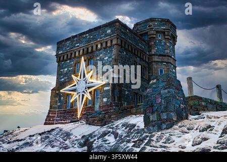 Cabot Tower auf Signal Hill unter dramatischem Winterhimmel in St. John's, Neufundland und Labrador, Kanada. Stockfoto