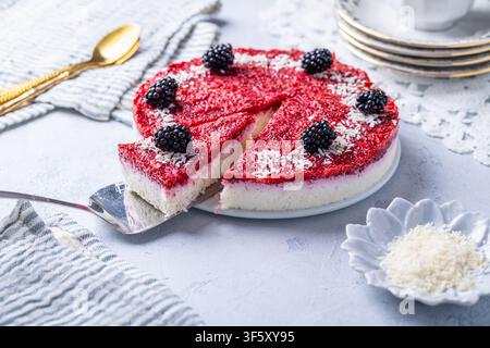 Erfrischender Kokos-Yoghurtkuchen ohne Backen mit lebendiger Beeren-Topping und Brombeeren Stockfoto