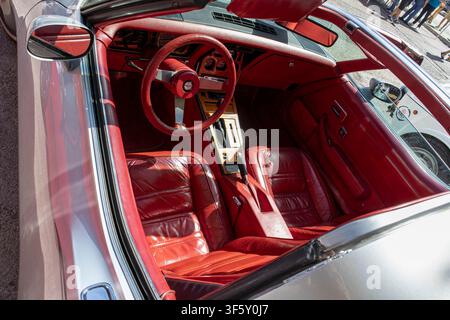 Tavernes Blanques, Spanien – 14. Juni 2026. Eine Hochwinkelaufnahme zeigt das rote Lederarmaturenbrett, das Lenkrad und die Sitze eines klassischen Chevrolet Corvette Stockfoto