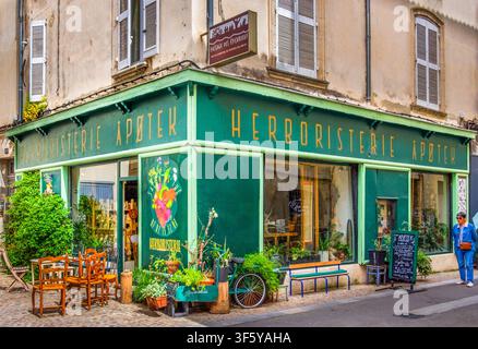 Avignon, Frankreich, 11. April 2026, eine Frau geht an Apotek vorbei, einer Kräuterapotheke in der 79 Rue de la Bonneterie Stockfoto