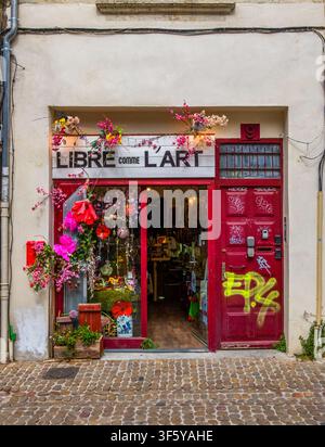 Avignon, Frankreich, 11. April 2026, LIBRE comme L'ART-Eingang, ein Kulturverein in der 9 Rue des Teinturiers Stockfoto
