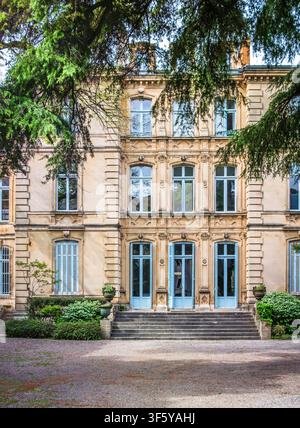 Avignon, Frankreich, 11. April 2026, Herrenhaus, Hauptsitz von Pradier Groupe, einem Unternehmen der Bauindustrie Stockfoto
