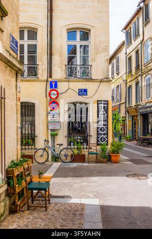 Avignon, Frankreich, 11. April 2026, verlassene Rue de la Bonneterie Stockfoto