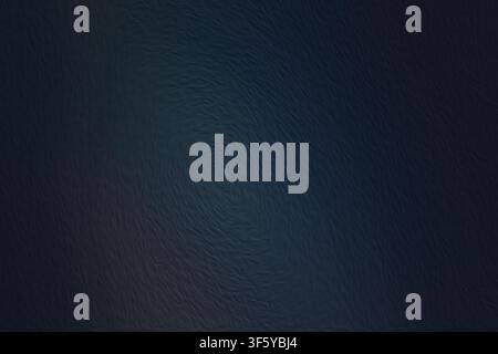 Ein dunkler, stimmungsvoller abstrakter Hintergrund mit einer feinen, geprägten welligen Textur und einem subtilen kreisförmigen Wirbelmuster sowie sanften Lichteffekten. Stockfoto