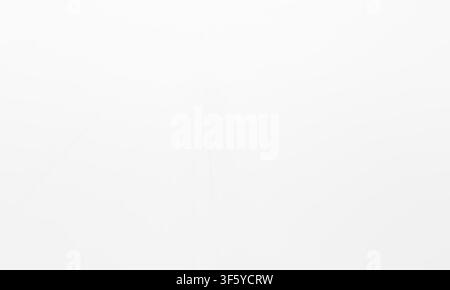 Ein sauberer, minimalistischer abstrakter Hintergrund mit sehr subtilen, schwachen Lichtstrahlen, die sich in der Mitte treffen, isoliert auf einem reinen weißen Hintergrund. Stockfoto