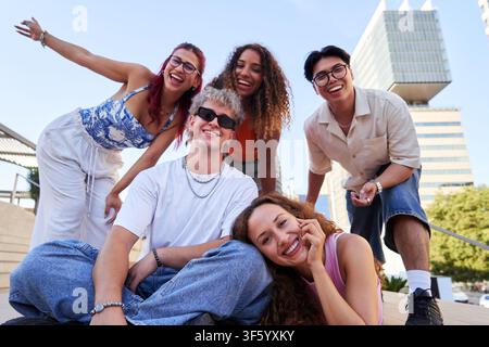 Gruppe junger Leute lächelt und hat Spaß im Freien. Stockfoto
