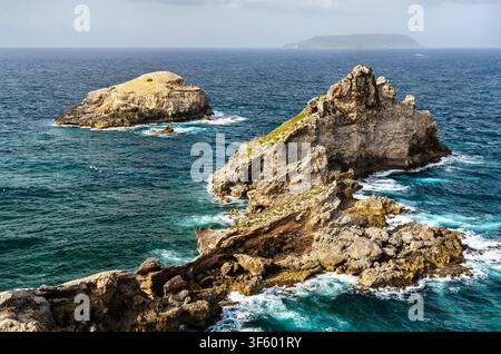 Dramatische Felsformationen und Meeresklippen an der Pointe des Chateaux in Guadeloupe, Karibik. Stockfoto