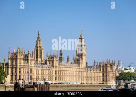 London, England, Vereinigtes Königreich - 17. Juli 2026: Der Palace of Westminster und der Elizabeth Tower, allgemein bekannt als Big Ben, gesehen über die Themse Stockfoto